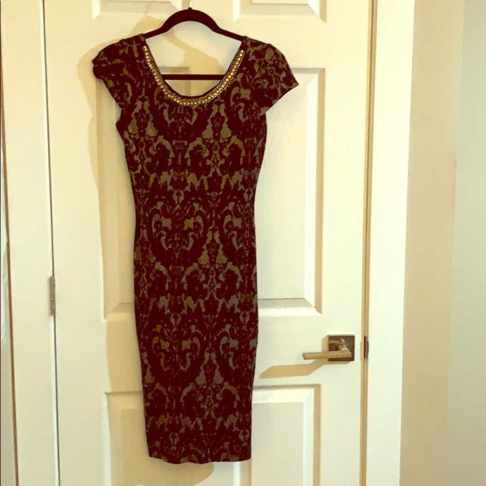 Metallic bod-con elegant dress.